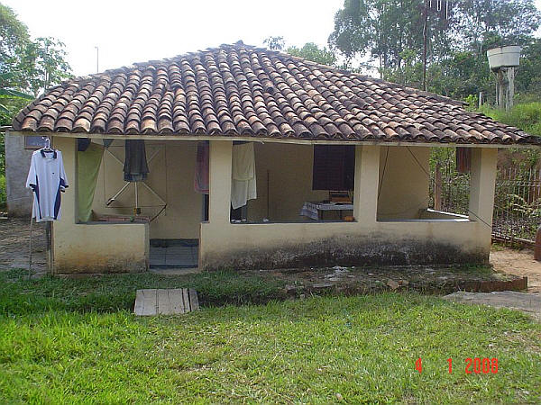 Vista frontal da casa do sítio do amigo Wilson Rodrigues, nosso cantinho mineiro do paraíso da radioesuta !!!